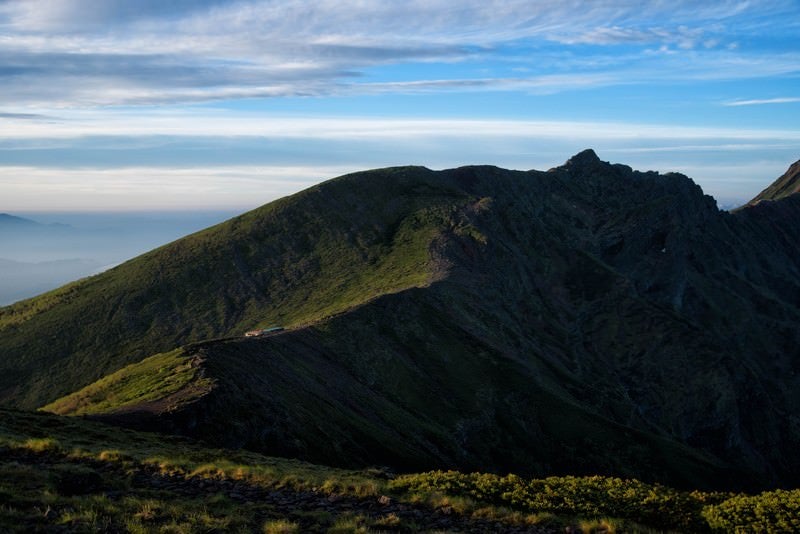 横岳へと果てしなく続く登山道の写真