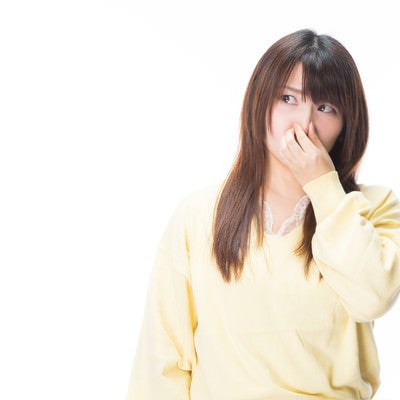 女性が鼻をつまむ程のにおいが充満してるの写真