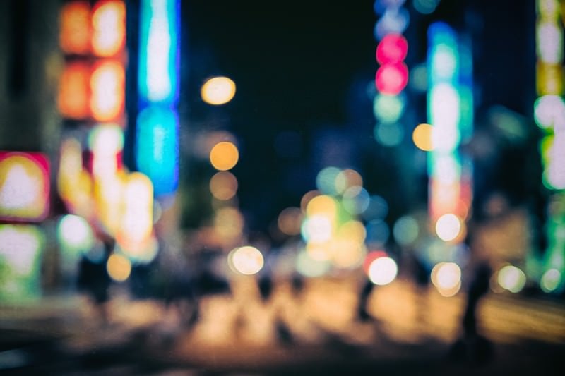 丸ボケの繁華街（夜間）の写真