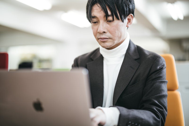 社長自らコードを書く様子、ただ少しお疲れ気味の写真