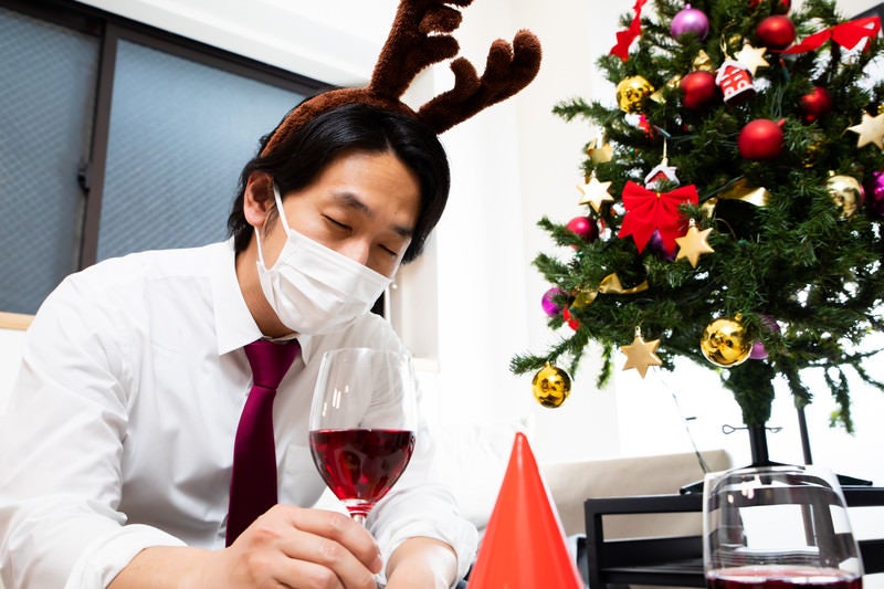 転寝するクリぼっち中の会社員の写真
