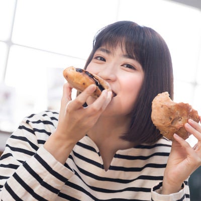 手作りパンを頬張る女性の写真
