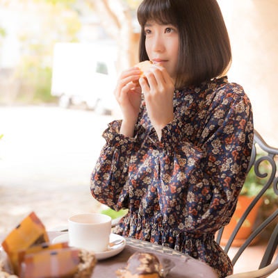 自然光に包まれたカフェでティータムの写真