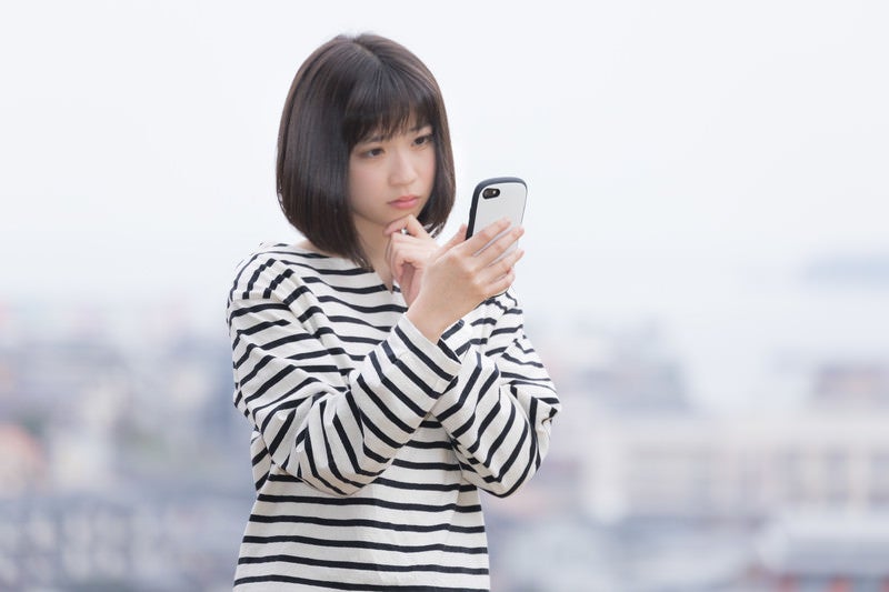 電波がなくてネットに繋がらない女性の写真
