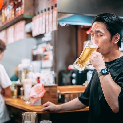 ビールをうまそうにごくごく飲むの写真