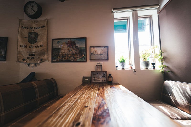 陽の光差し込めるカフェのテーブルの写真
