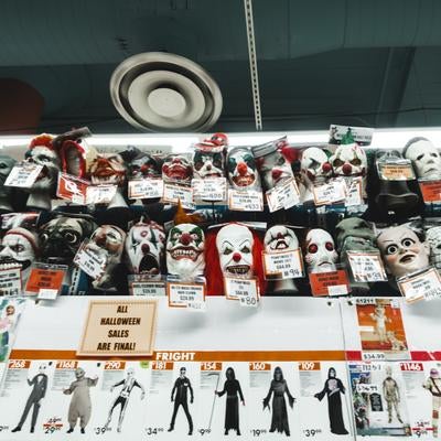 海外のホラーグッズ販売コーナーの写真