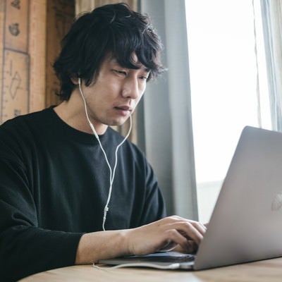在宅勤務になってもバリバリ働く社員の写真
