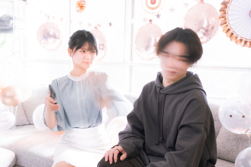 パーティー中に他の女性の連絡先を聞いて引っ叩かれる彼氏の写真