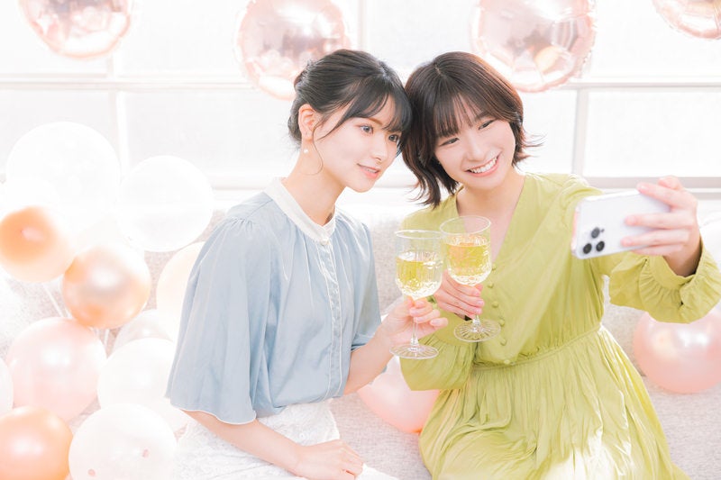 シャンパンを片手に記念撮影（自撮り）の写真