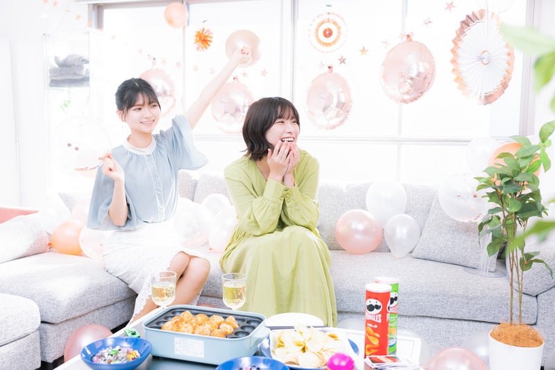 推しの映像を見て盛り上がる女子会の写真