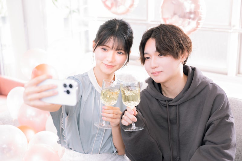 ふたりの記念日にシャンパンを持って自撮りの写真
