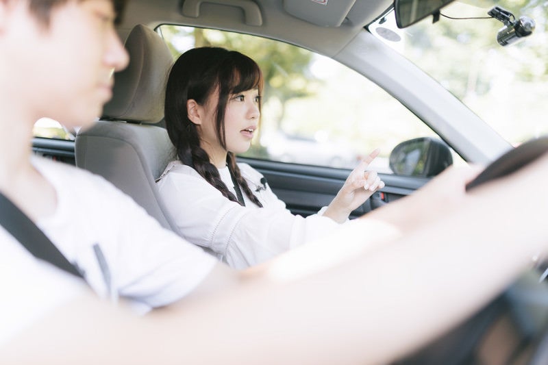 助手席でナビをしてくれる彼女の写真