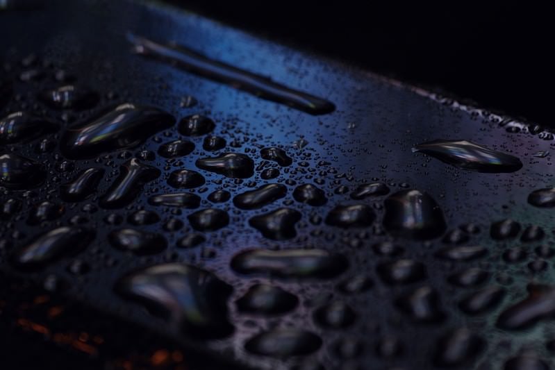スチール上の雨粒の写真