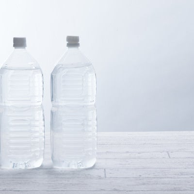 ミネラルウォーターが入った2リットルペットボトルの写真