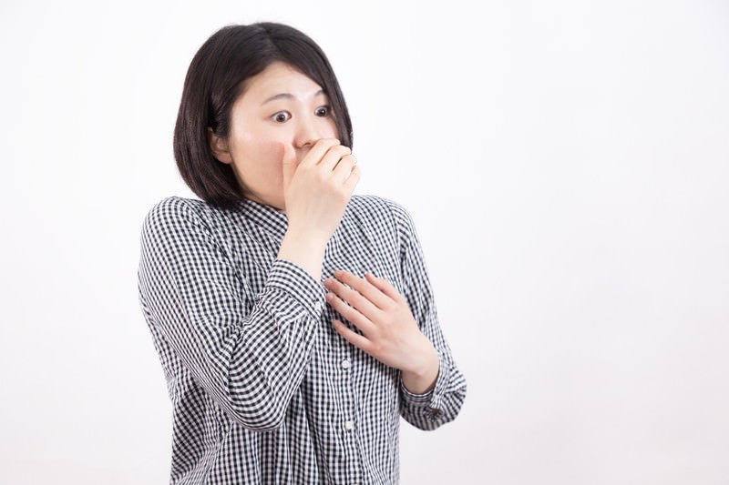 目を丸くする驚愕の表情の写真