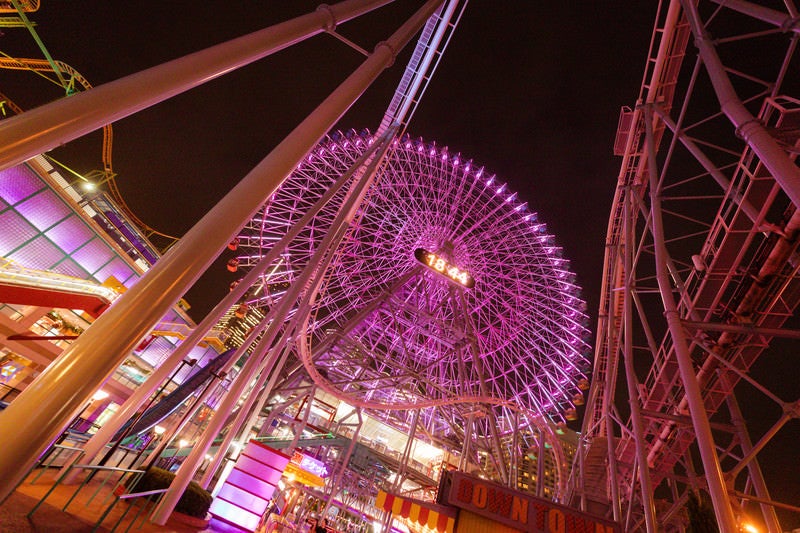 横浜コスモワールドの観覧車とコースターのレールの写真