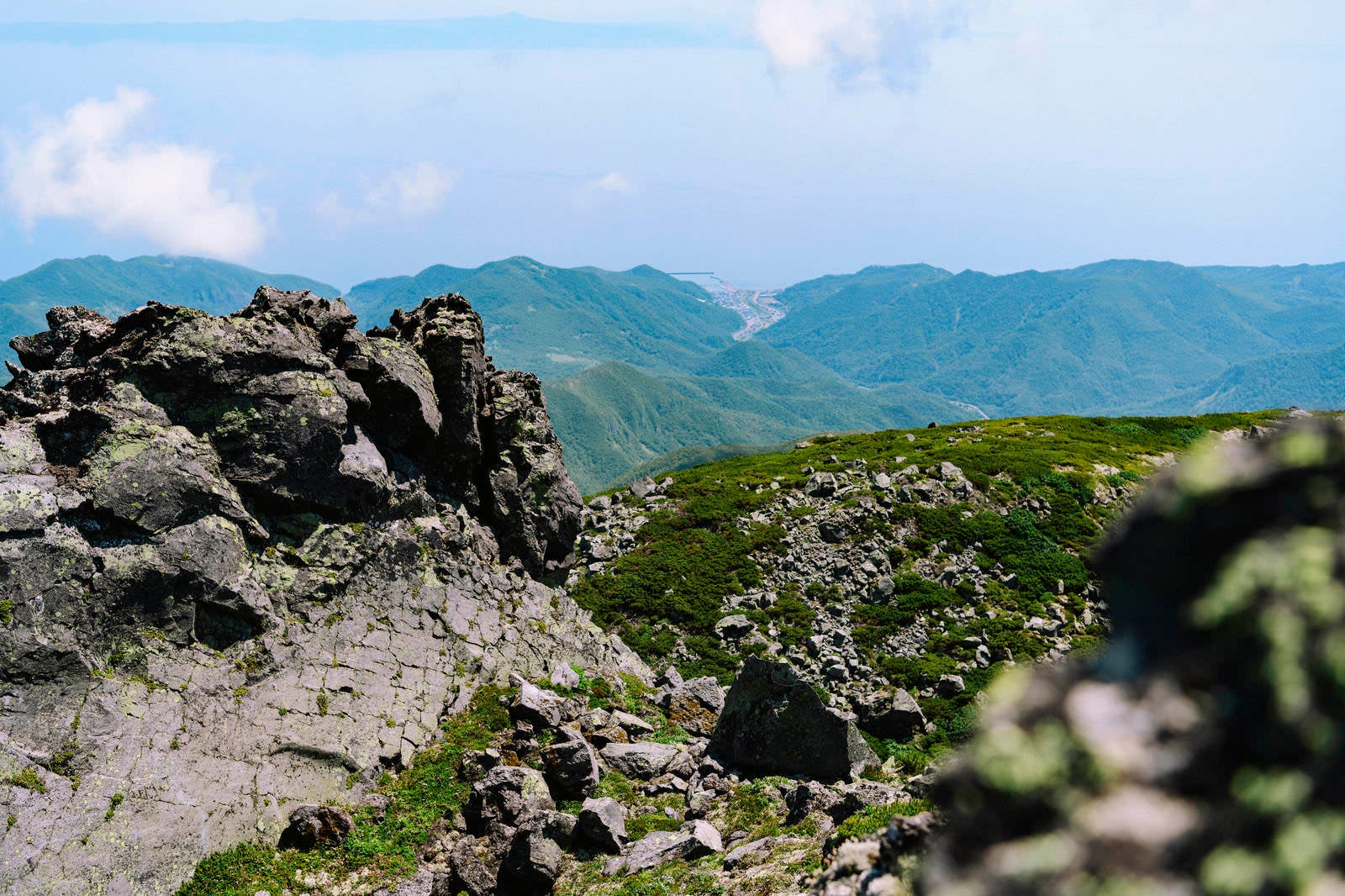 「羅臼岳山頂から見下ろす羅臼の街」の写真