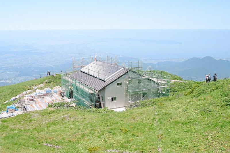 雄大な景色と伯耆大山の山頂避難小屋の写真