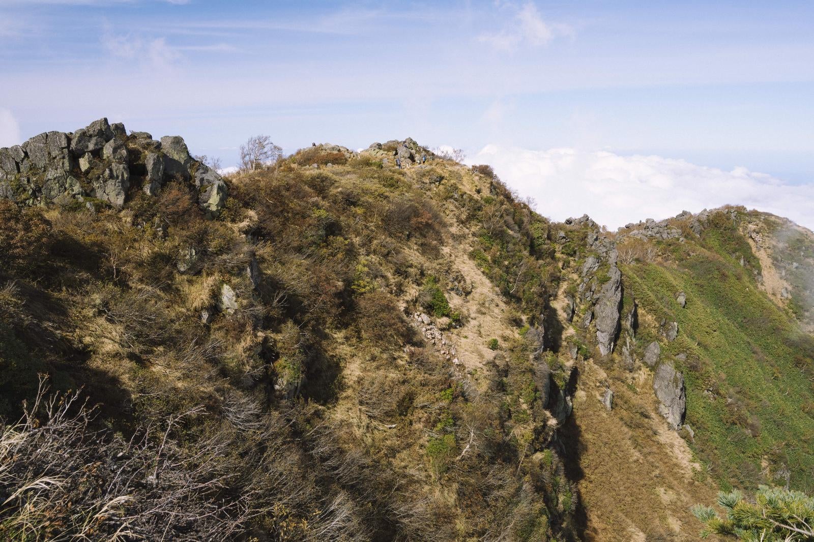 「荒涼とした山岳風景と妙高山北峰方面の眺め」の写真