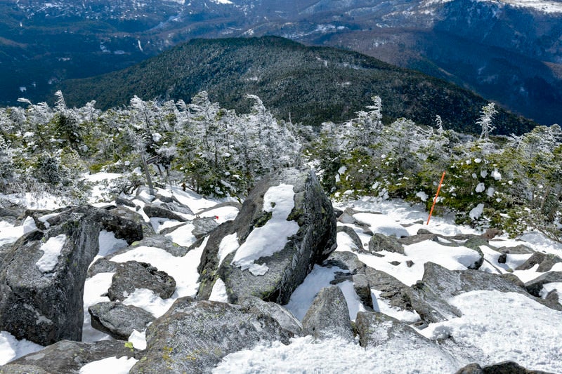 雪が積もった岩と霧氷の木々広がる蓼科山（たてしなやま）の写真