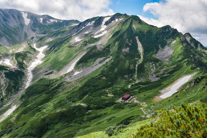 剱岳別山尾根から見る剣山荘方面の写真