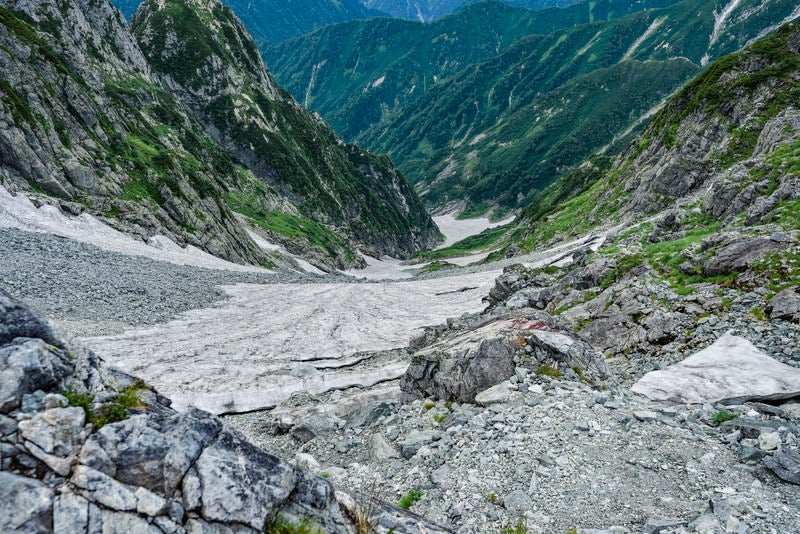 足を滑らせたら止まりそうもない急峻な斜面（剱岳）の写真