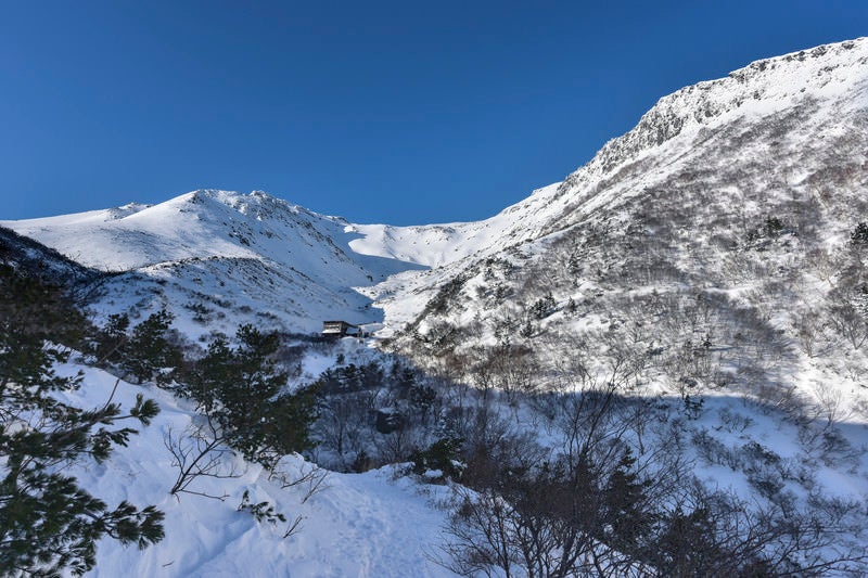 安達太良山くろがね小屋と山頂方面の写真