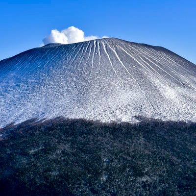 雪を纏った浅間山（あさまやま）の写真