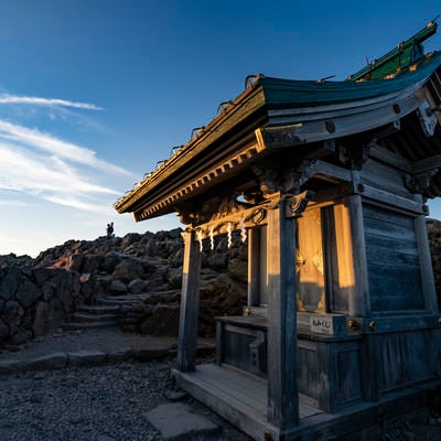 夕日に染まる御前峰の奥社（白山）の写真