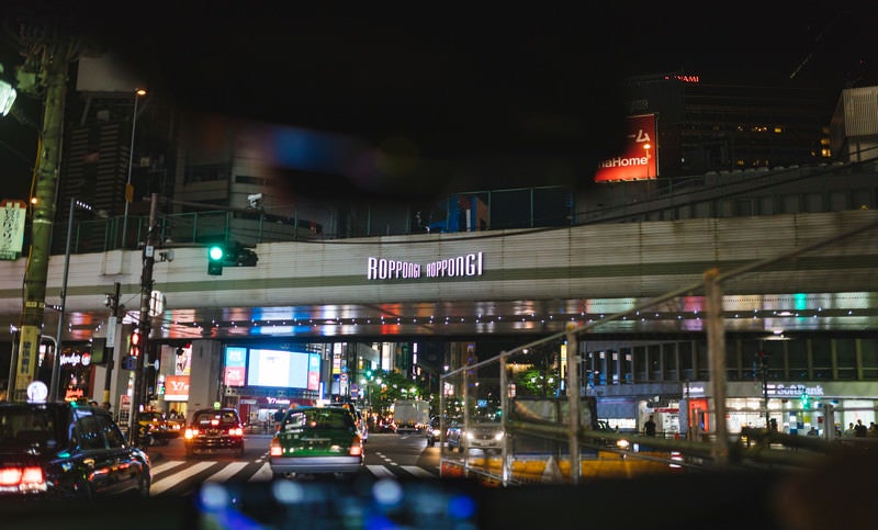 夜の六本木交差点（車内から）の写真