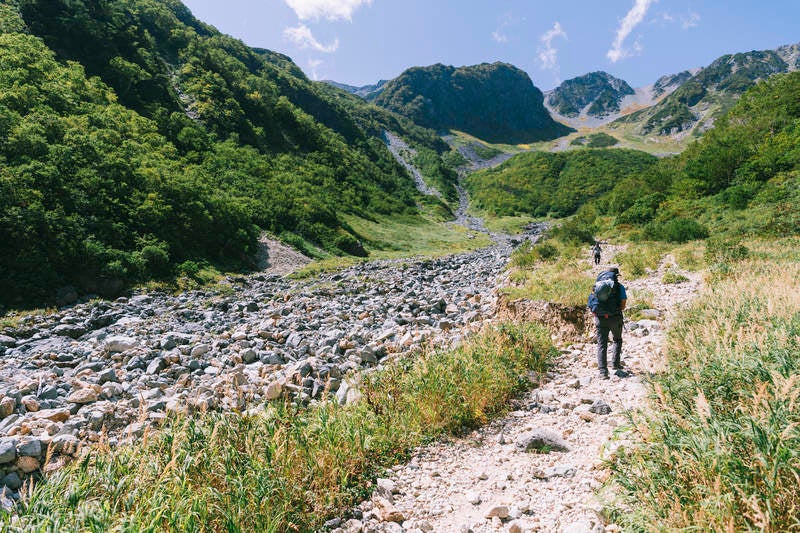 槍沢から天狗原を目指して歩く登山者の写真