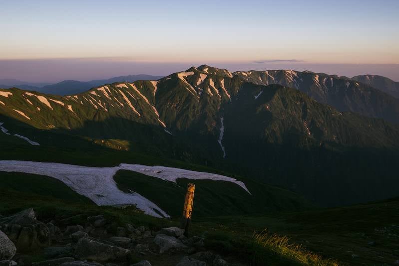 夜明けの飯豊本山から北部の山々を見るの写真