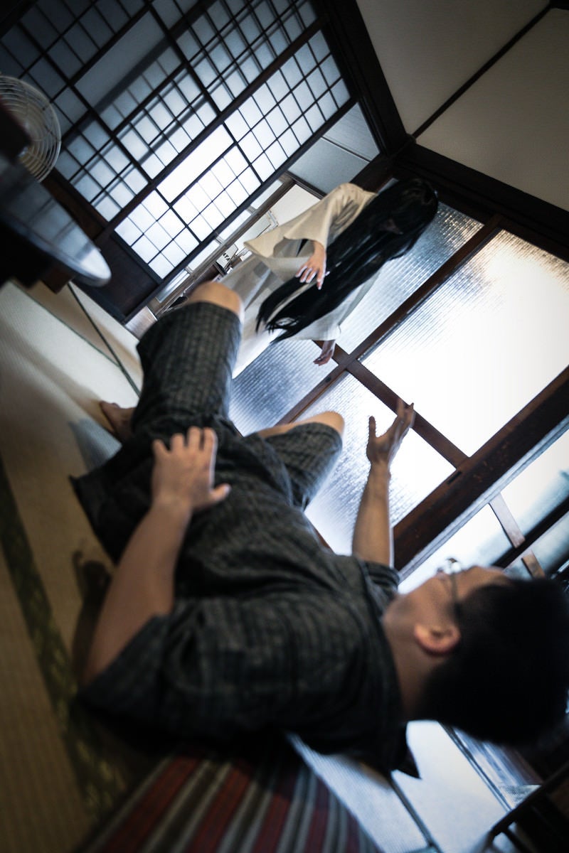 体験型お化け屋敷で驚く外国人客の写真