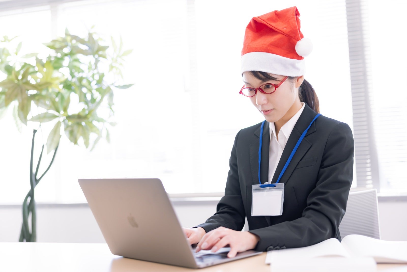 「クリスマスの企画を真剣に考える女性社員」の写真［モデル：SAKI］