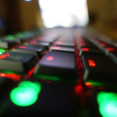 赤く光るゲーミングキーボードの写真