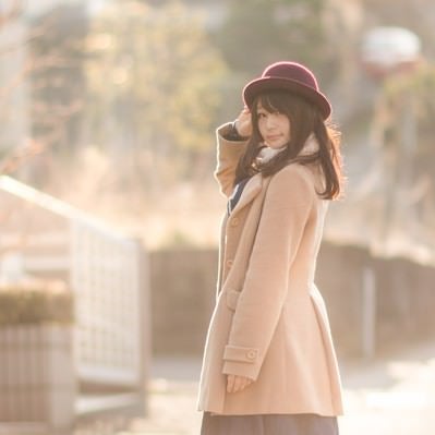 コートを着た見返り美人の写真