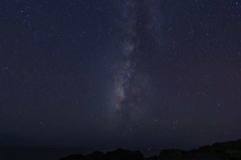 天の川が見える夜空の写真