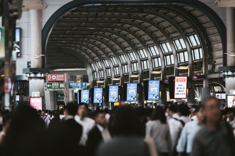 人で溢れる品川駅の写真