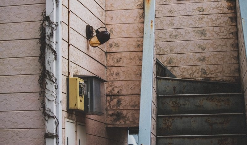 しばらく人が住んでいないアパートの写真