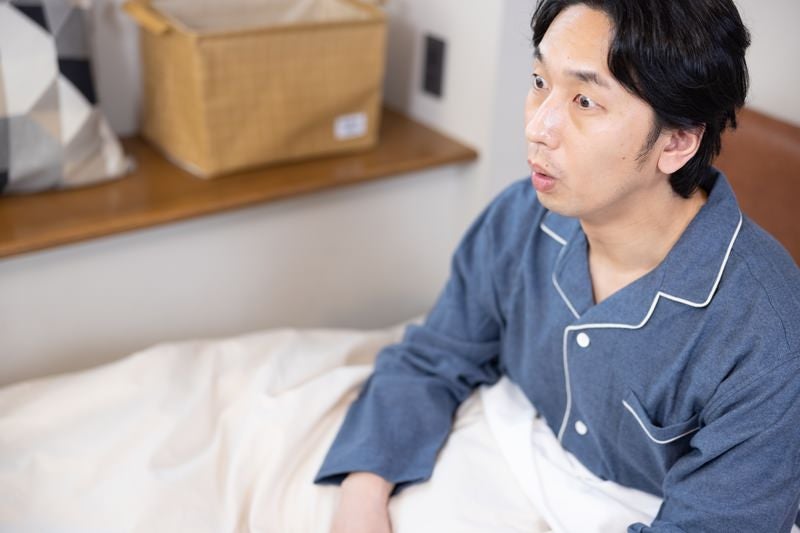 目の前の時計を見て一瞬で硬直する遅刻常習犯の写真