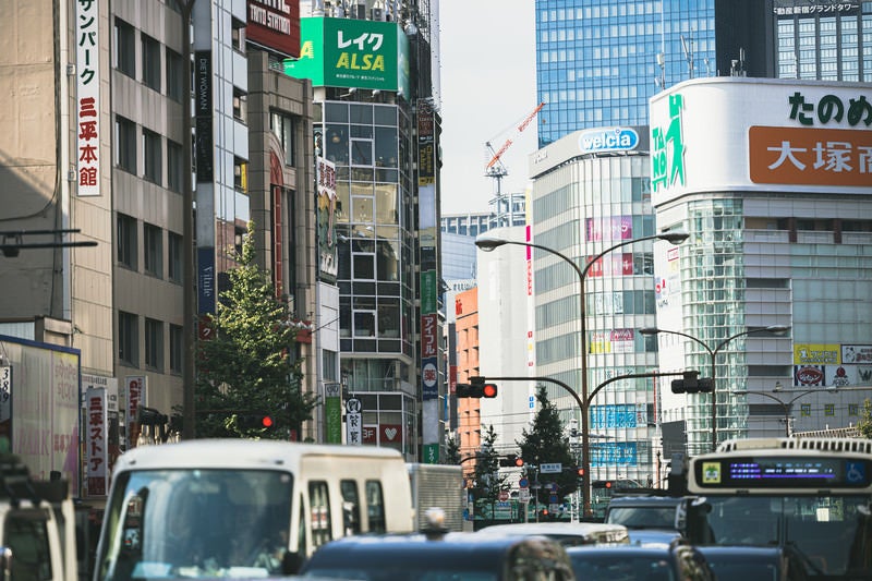 新宿のビルと車渋滞の写真