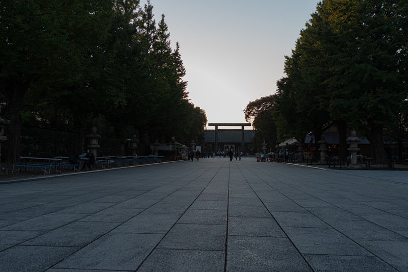 靖国神社の第二鳥居と下乗札の写真