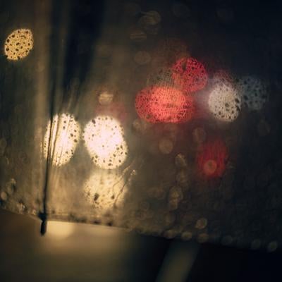 雨の日のパラソルの写真