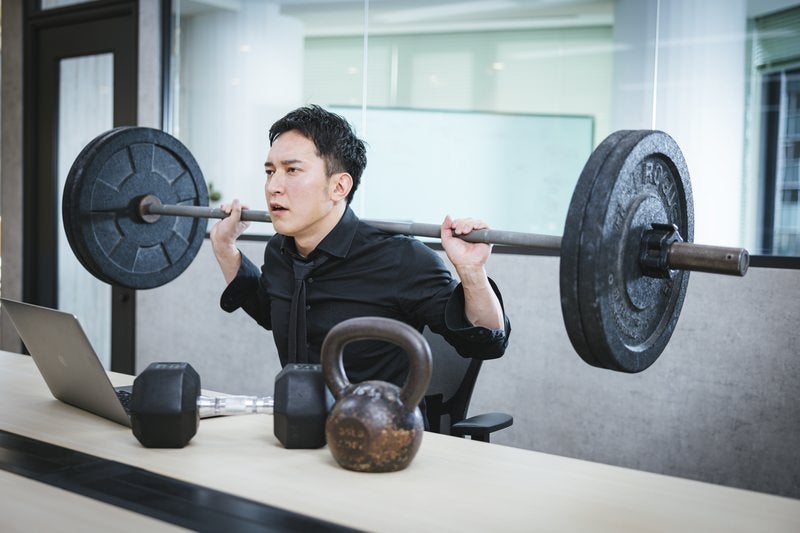 今日もハードな筋トレで気合を入れる経営者の男性の写真