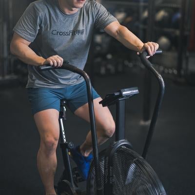 AIR BIKEでトレーニングをする男性の写真