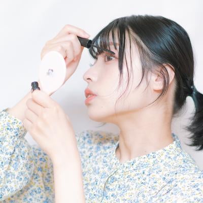 横顔に魅力を加えるメイクアップテクニックの写真