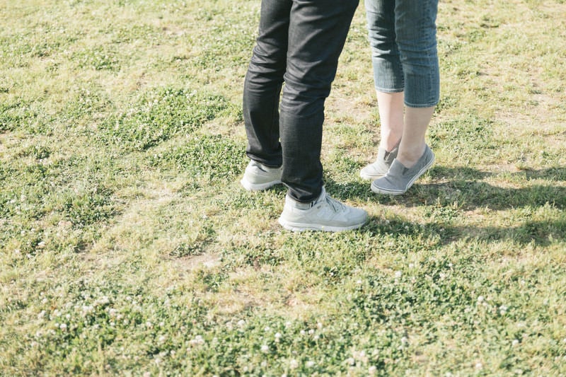 背伸びする彼女の足元の写真