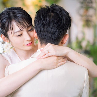 彼を抱きしめて幸せそうな女性の写真