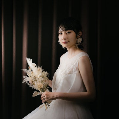 ブーケを持って佇む新婦の写真
